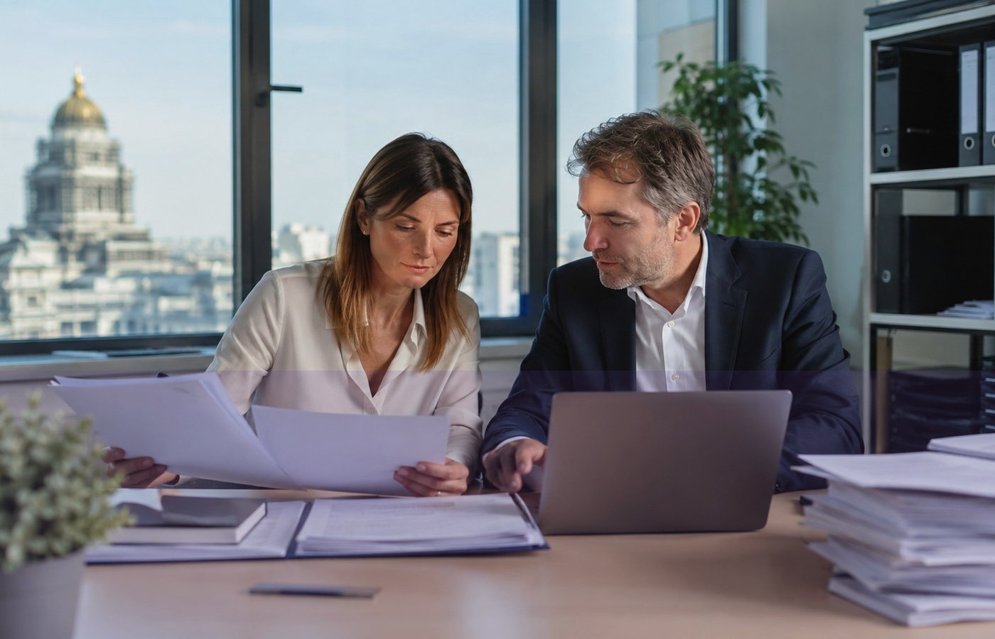 Documents et ordinateur en contexte professionnel